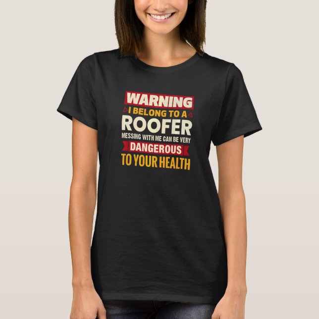 Camiseta Eu Pertenço A Um Namorada De Esposa De Roofer (Frente)