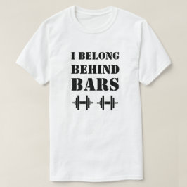 Camiseta EU PERTENÇO POR TRÁS DOS BARES Citação Engraçada