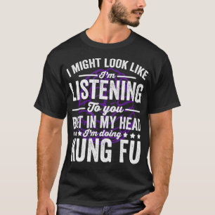 Camiseta Eu Posso Parecer Ouvindo, Mas Minha Cabeça É Kung