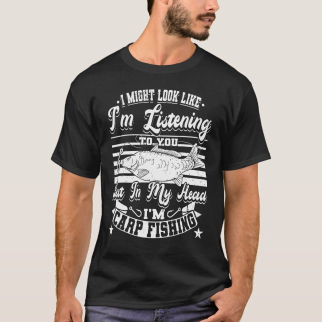Camiseta Eu posso parecer que estou ouvindo a pesca de carp (Frente)