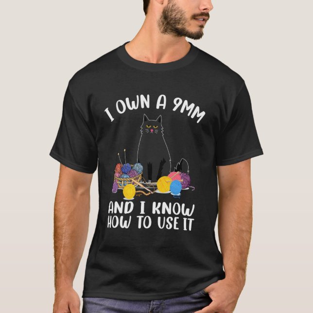 Camiseta Eu Possuo Uma 9MM e Sei Como Usá-la Gato de Crochê (Frente)