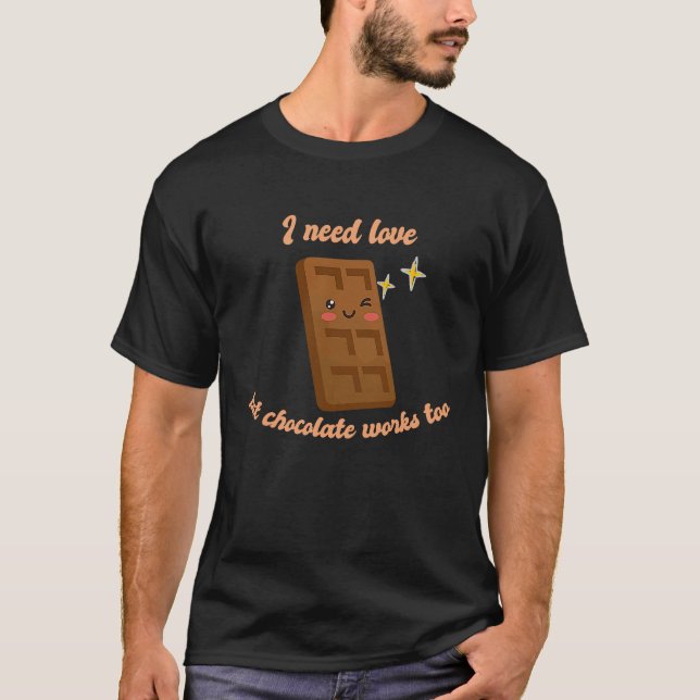 Camiseta Eu Preciso De Amor Mas Chocolate Funciona Muito Be (Frente)