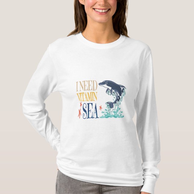 Camiseta Eu Preciso do Mar de Vitamina Funny Orca Golfinho  (Frente)