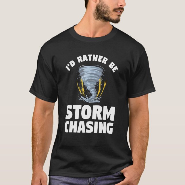 Camiseta Eu Preferencialmente Estar Tempestade Perseguindo  (Frente)