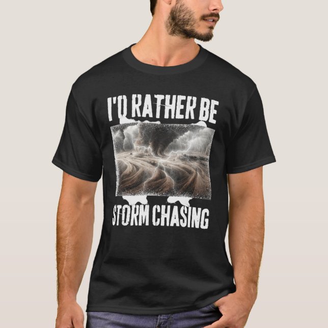 Camiseta Eu Preferencialmente Estar Tempestade Perseguindo  (Frente)