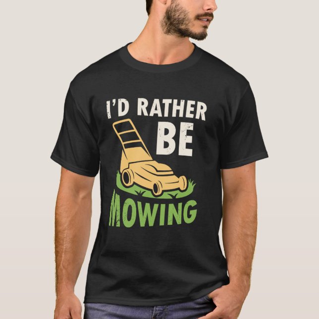 Camiseta Eu Preferiria Estar Cortando Grama Com Cortador de (Frente)