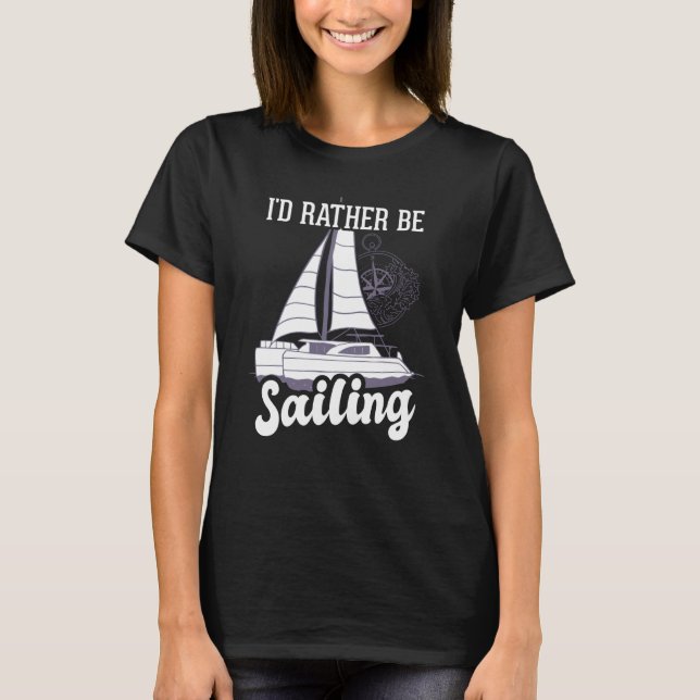 Camiseta Eu Preferiria Estar Navegando Capitão de Catamarã  (Frente)