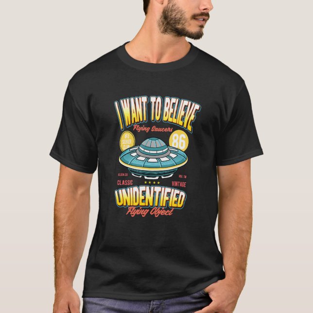 Camiseta Eu Quero Acreditar Em Ufo Voando Caçador De Aliení (Frente)