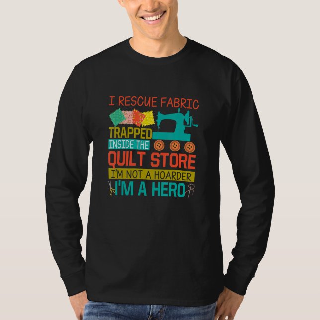 Camiseta Eu retomo tecido preso dentro da loja de colchas Q (Frente)