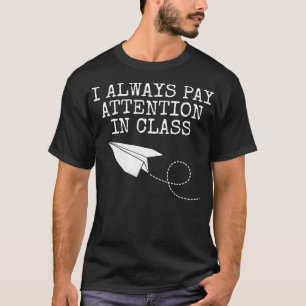 Camiseta Eu Sempre Presto Atenção Em Papel De Classe Engraç