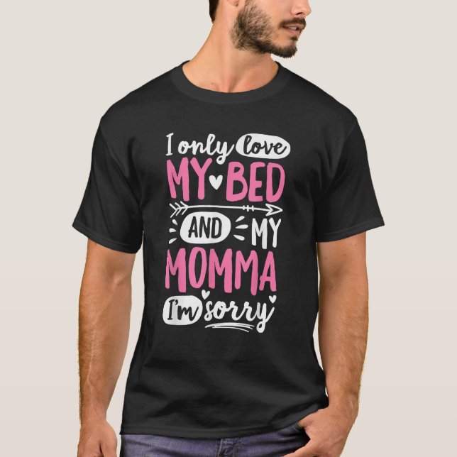 Camiseta Eu só amo a minha cama e a minha mãe. (Frente)