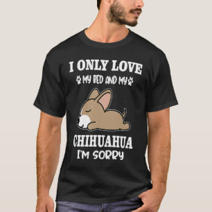 Camiseta Eu Só Amo Minha Cama e Meu Cachorro Chihuahua Desc
