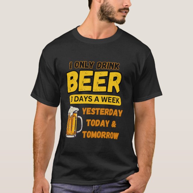 Camiseta Eu Só Bebo Cerveja 3 Dias Por Semana Um Bebendo En (Frente)