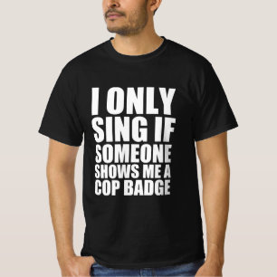 Camiseta Eu só canto se alguém me mostrar um crachá de polí