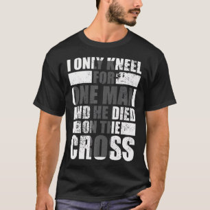 Camiseta Eu Só Conheço Um Homem Através Do Cristo Da Igreja
