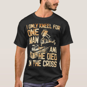 Camiseta Eu Só Conheço Um Homem E Ele Morre Na Cruz 