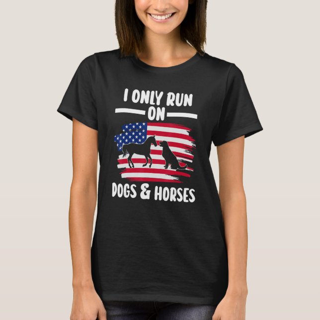 Camiseta Eu só corro em cães e cavalos equestres (Frente)