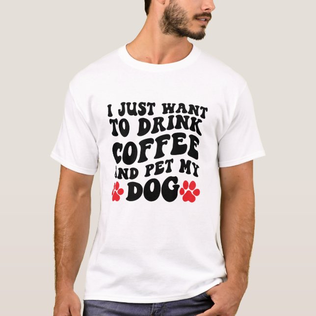 Camiseta Eu só quero beber café e comer meu cachorro (Frente)
