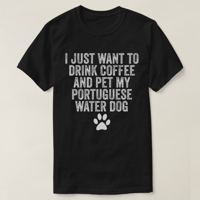 Camiseta Eu Só Quero Beber Café E Comer Meu Português (Frente do Design)