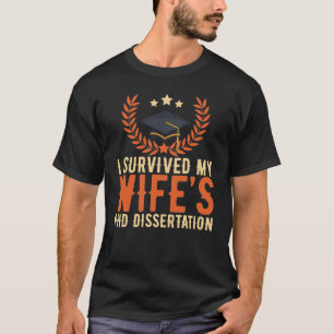 Camiseta Eu Sobrevivi à Dissertação de PHD da Minha Mulher