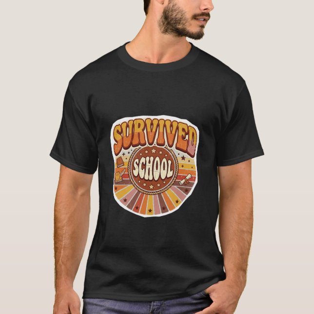 Camiseta Eu Sobrevivi à Escola Funny Retro Graduação Explos (Frente)