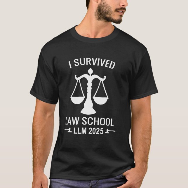 Camiseta Eu Sobrevivi à Faculdade de Direito LLM 2025 Forma (Frente)