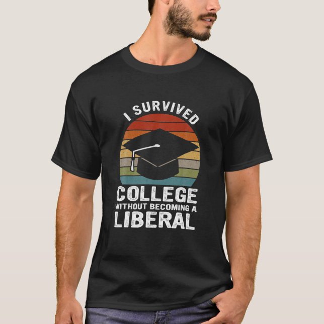 Camiseta Eu Sobrevivi À Faculdade Sem Me Tornar Um Vint Lib (Frente)