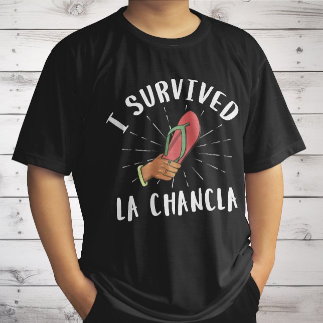 Camiseta Eu Sobrevivi à La Chancla Piada Divertida de Mãe M (Criador carregado)