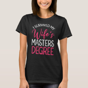 Camiseta Eu sobrevivi ao mestrado 18 da minha esposa.