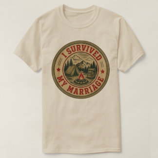 Camiseta Eu Sobrevivi ao Meu Casamento Insígnia de Acampame