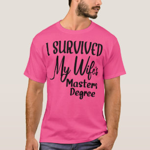 Camiseta Eu Sobrevivi Aos Mestrados Da Minha Esposa Grau 2