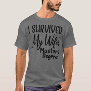 Camiseta Eu Sobrevivi Aos Mestrados Da Minha Esposa Grau 2