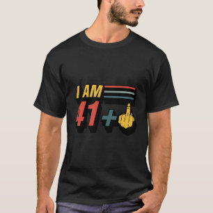 Camiseta Eu Sou 41 Mais Gráfico 42Nd Birt De Fundo Médio En
