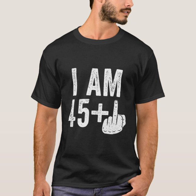 Camiseta Eu Sou 45 Mais Dedo Médio 46º (Frente)