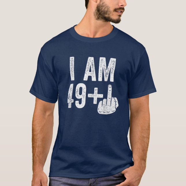 Camiseta Eu Sou 49 Mais O Dedo Médio 50º Aniversário (Frente)
