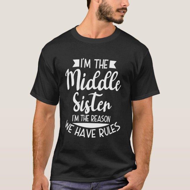 Camiseta Eu Sou A Irmã Média. Sou A Razão De Termos Regras. (Frente)
