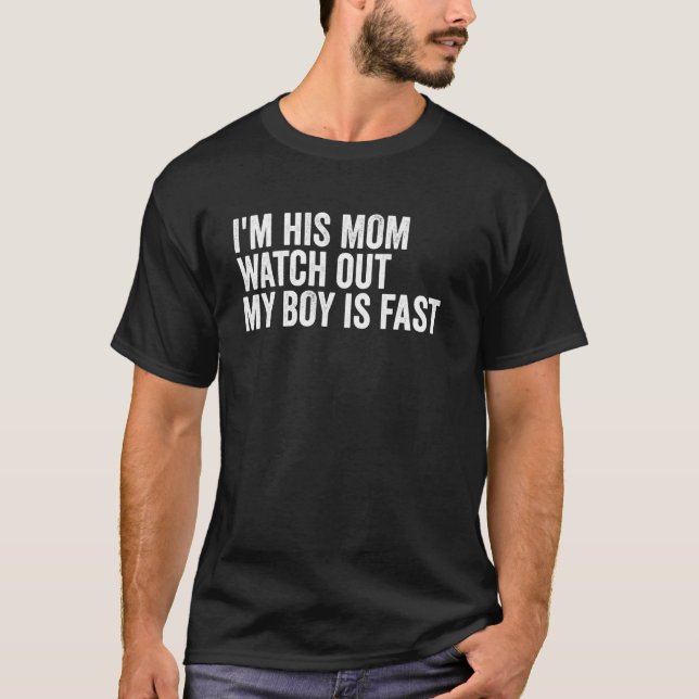 Camiseta Eu Sou a Mãe Dele Cuidado Meu Menino é Rápido Meni (Frente)
