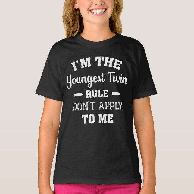 Camiseta Eu sou a mais jovem das regras gêmeas não me aplic (Frente)