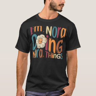 Camiseta Eu sou a Nora Fazendo Coisas da Nora  Groovy Retro