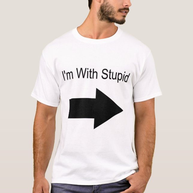 Camiseta Eu sou com estúpido (em sua esquerda) (Frente)
