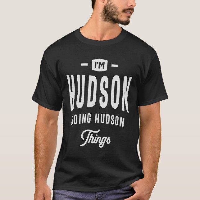 Camiseta Eu sou Hudson fazendo coisas do Hudson Nome person (Frente)