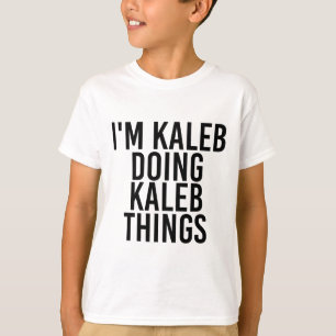 Camiseta Eu sou Kaleb fazendo coisas de Kaleb.
