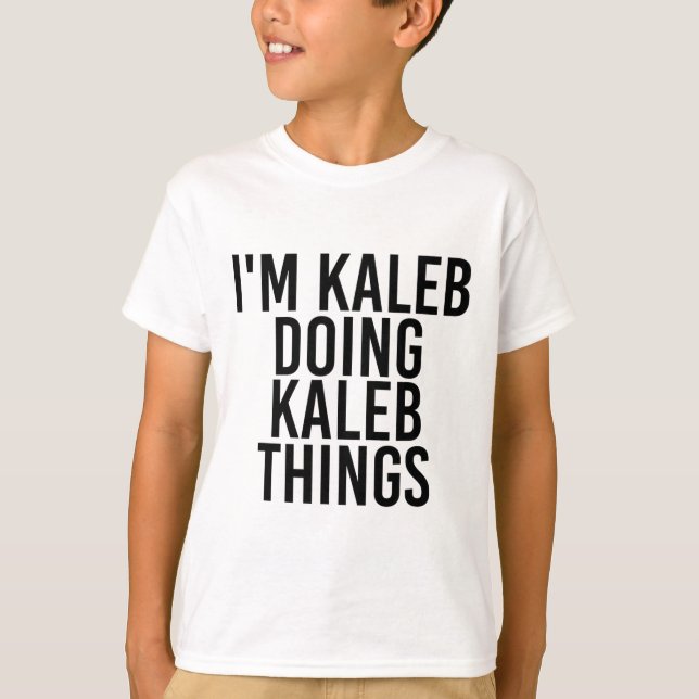 Camiseta Eu sou Kaleb fazendo coisas de Kaleb. (Frente)