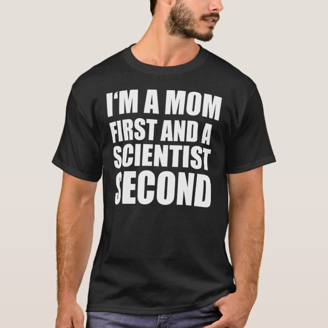 Camiseta Eu sou mãe e um texto gráfico cientista (Frente)