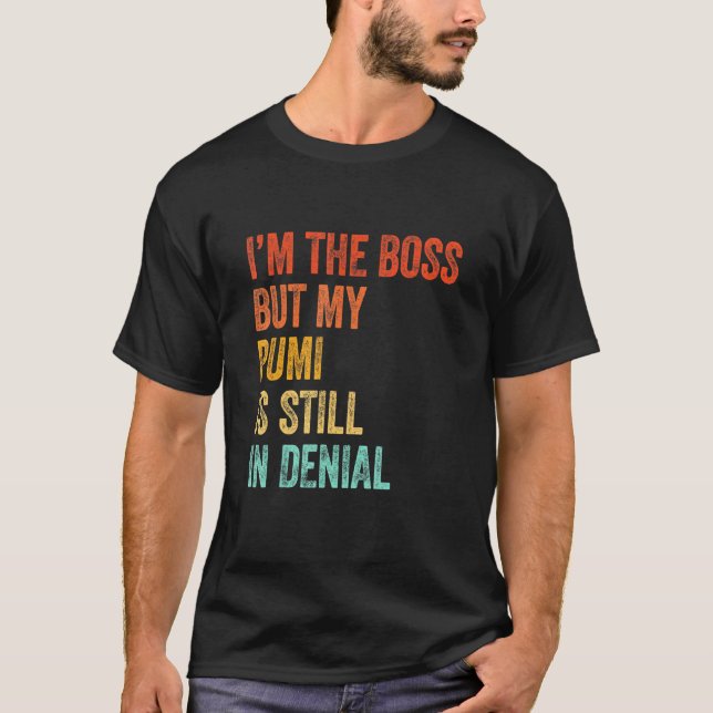 Camiseta Eu Sou O Chefe Mas Meu Pumi Ainda Está Em Cachorro (Frente)