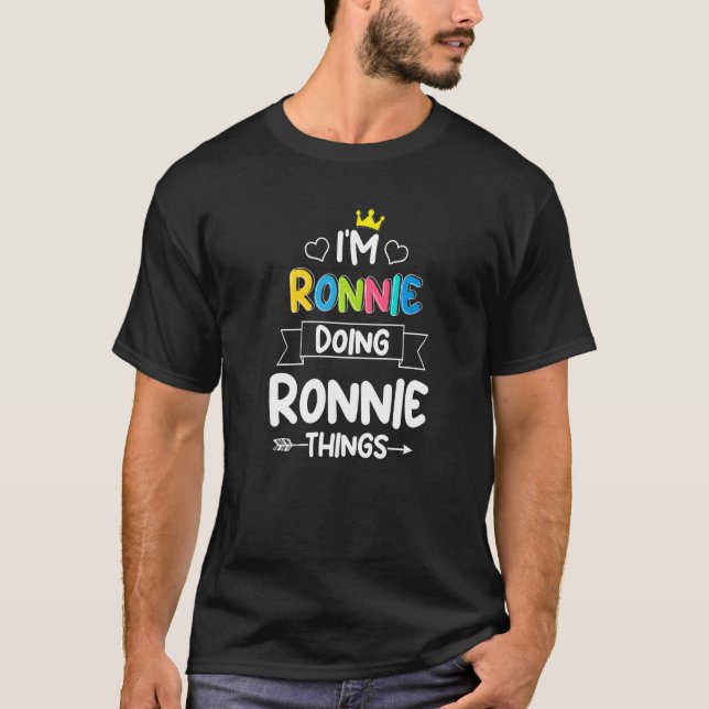 Camiseta EU SOU O RONNIE FAZENDO COISAS DO RONNIE, O Cara d (Frente)