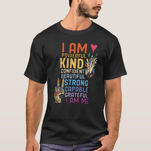 Camiseta Eu sou poderoso, confiante, belo e forte repórter (Frente)