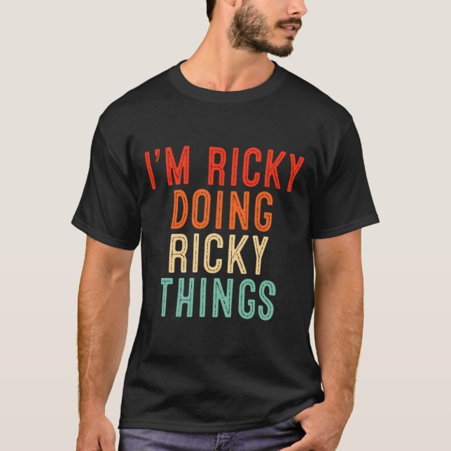 Camiseta Eu sou Ricky fazendo coisas esquisitas Engraçado p (Frente)