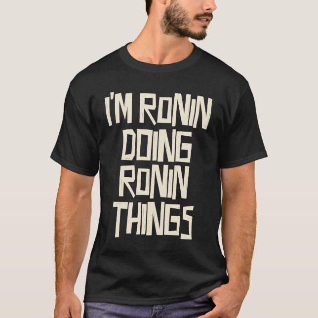 Camiseta Eu sou Ronin fazendo coisas com Ronin (Frente)