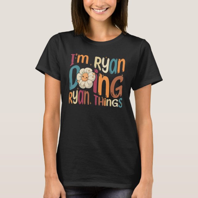 Camiseta Eu sou Ryan Fazendo Coisas de Ryan  Groovy Retro R (Frente)